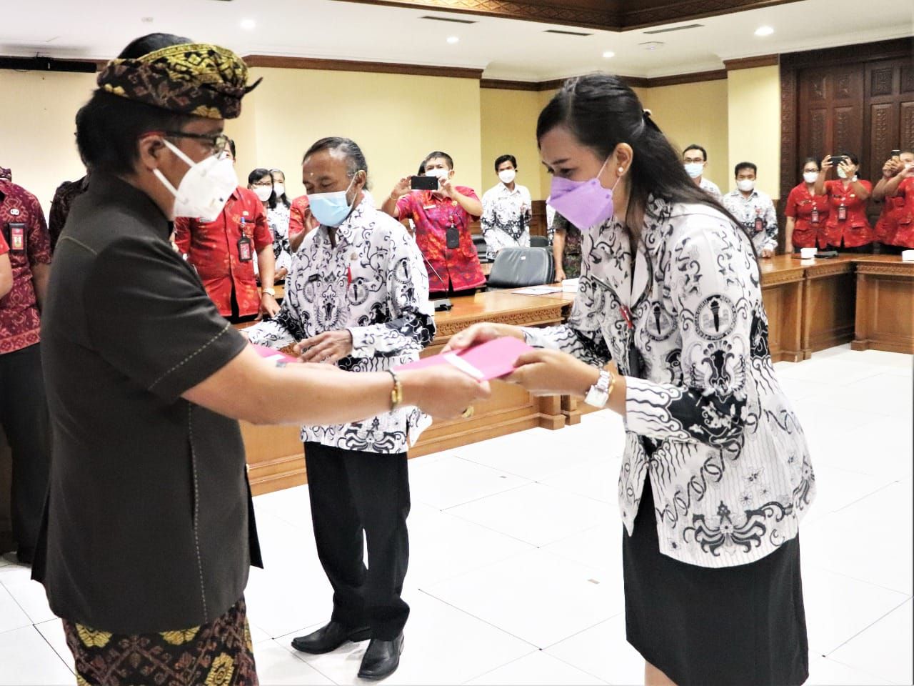 podiumnews.com-Bupati Badung Serahkan 29 SK Pengangkatan Kepala Sekolah SD dan SMP